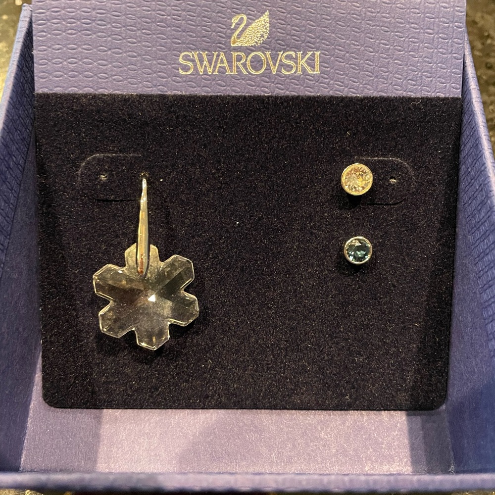 ✨sold✨ Authentic Swarovski earrings